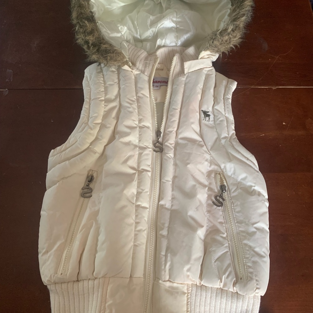 abercrombie kids cream puffer vest with faux-fur hood trim